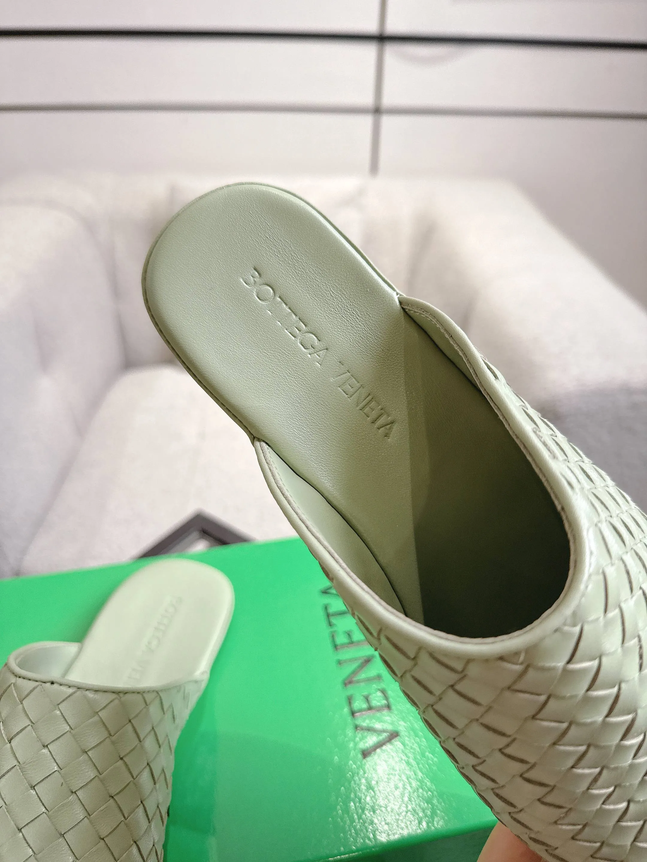 [BV] Top P: 720💰Size for couples: 35-44 (40.41 for women, 38 for men, 45.46.47, custom-made and non-returnable) Bottega Veneta 2025 Autumn counter synchronized genuine leather outsole classic woven half-drag couple model Bottega Veneta square-toe flat shoes, imported mixed sheepskin, imported sheep! Leather outsole! [Rose][Rose]! Purely hand-woven and operated, the original board is reproduced one-to-one! quality assurance!